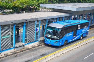 Jakarta otobüs hızlı geçişi (Trans Jakarta) MH 'deki otobüs durağına ulaştı. Merkez Jakarta 'da Thamrin Caddesi, Mei 2019 Endonezya.                          