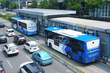 Jakarta otobüs hızlı geçişi (Trans Jakarta) MH 'deki otobüs durağına ulaştı. Merkez Jakarta 'da Thamrin Caddesi, Mei 2019 Endonezya.                          