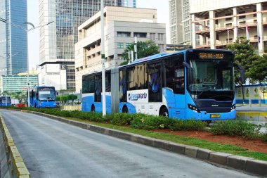 Jakarta otobüs hızlı geçişi (Trans Jakarta) MH 'yi geçer. Thamrin Caddesi merkez jakarta, Endonezya Haziran 2019                          