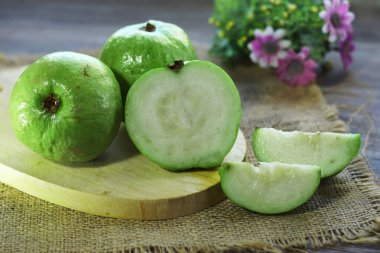    Kesme tahtasında çekirdeksiz guava kristali                           