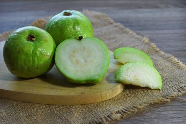    Kesme tahtasında çekirdeksiz guava kristali                           