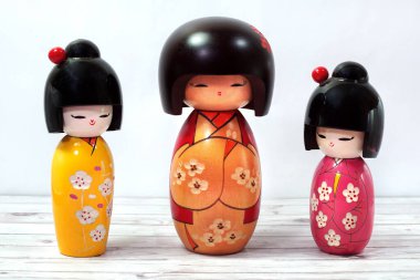 Kokeshi Japon geleneksel tahta bebekleri beyazlar üzerinde izole edilmiş.                               