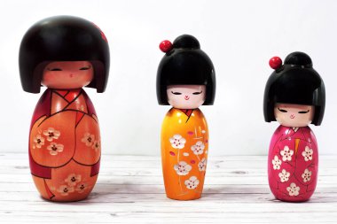 Kokeshi Japon geleneksel tahta bebekleri beyazlar üzerinde izole edilmiş.                               