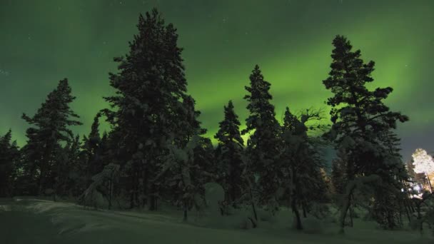 Aurora Borealis Noorderlicht Timelapse Achter Bomen Buiten Saariselka Dorp Een — Stockvideo