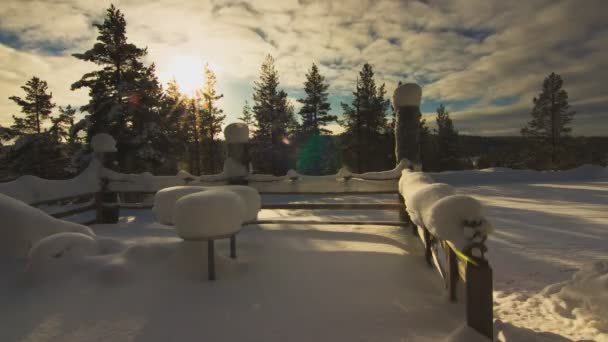 北ラップランドの一部曇りの日の午後の太陽の下で森林と大雪の下でテラスからのタイムラプス フィンランドのSaariiselka近くのLaanihovi — ストック動画