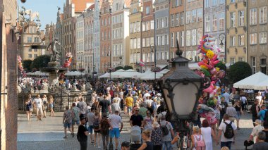 Gdansk, Polonya - Eylül 2019: Eski Gdansk kasabasında kalabalık ve Neptün çeşmesi.