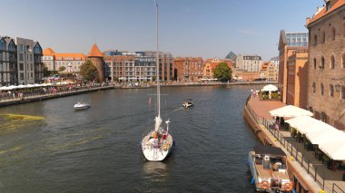 Gdansk, Polonya - Eylül 2019: Gdansk şehri, Polonya. Motlawa nehri yatı. Eski kasaba.