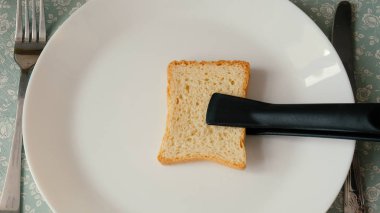 Diyet konsepti. Tabakta iki rusk var..
