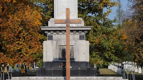 ELBLAG, POLOGNE - AOÛT 2019 : Elblag ville, Pologne. Croix orthodoxe au cimetière des soldats soviétiques. Automne — Photo