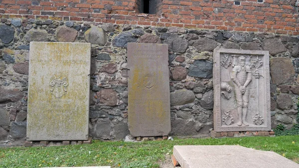 Malbork, Polen - september 2019: Malbork slott. Östra terrassen, kyrkogården. Moderna gravstenar 16-18-talen — Stockfoto