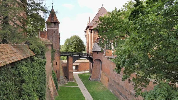 MALBORK, POLONIA - SEPTIEMBRE 2019: Foso entre el castillo central y el castillo alto . — Foto de Stock