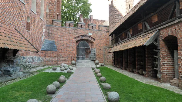 Malbork, Polen - September 2019: Norra terrassen i Malbork teutonic ordning slott. — Stockfoto