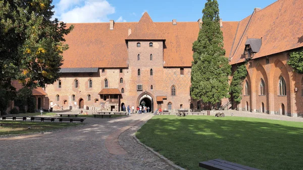 Malbork, Polonya - Eylül 2019: Malbork kalesi. Orta kalenin avlusunda ziyaretçiler var.. — Stok fotoğraf