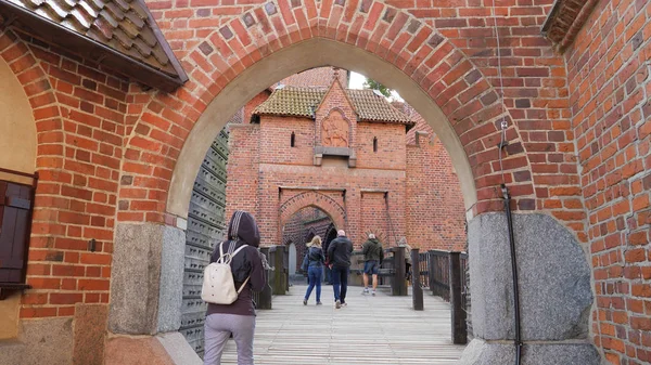MALBORK, POLOGNE - SEPTEMBRE 2019 : Château Malbork. Passerelle fom château du milieu au château élevé — Photo