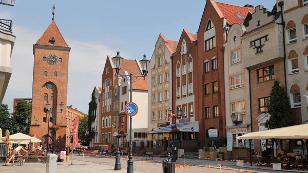 ELBLAG, POLAND - AUGUST 2019: Elblag city, Poland. View at the City Gate and the main street in the old town — Stock Photo, Image