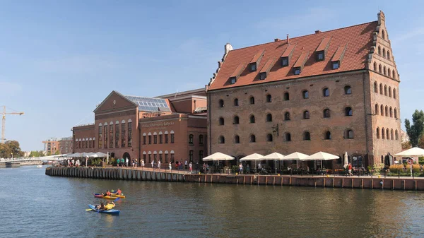 GDANSK, POLÓNIA - SETEMBRO 2019: Edifícios na cidade velha de Gdansk, Polônia. Pessoas de caiaque no rio — Fotografia de Stock