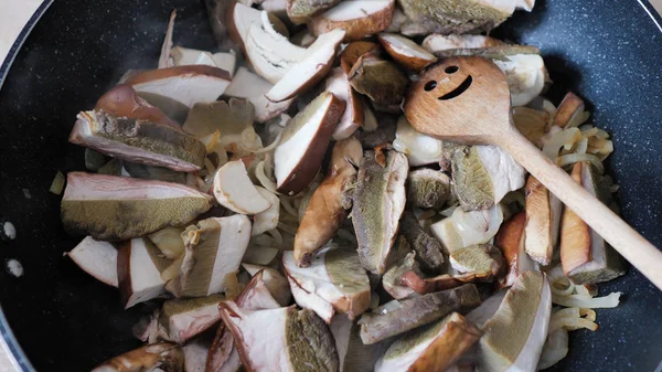 Porcini mushrooms (boletus edulis) on a frying pan. Forest mushrooms — 스톡 사진