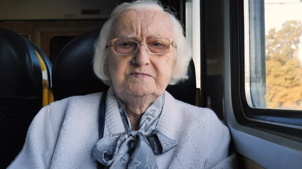 Портрет пожилой женщины в поезде — стоковое фото