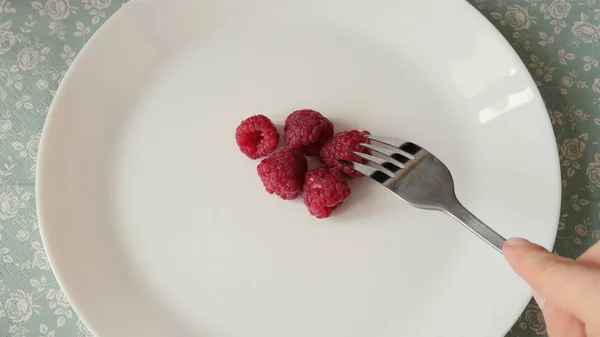 Ekstremalnie owocowa koncepcja diety. Maliny na talerzu. Dieta — Zdjęcie stockowe