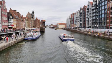 Gdansk, Polonya - Ağustos 2019: Polonya 'nın Gdansk kentindeki eski kasabaya bakın.