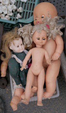 Bit pazarında satılık oyuncak bebekler..