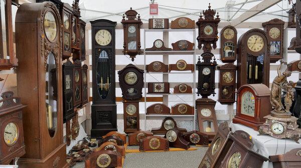 Коллекция старинных часов для продажи на блошином рынке
