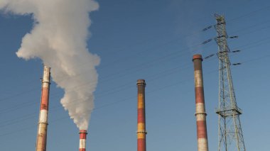 Bir kömür santralinin bacası tütüyor..