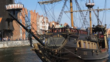 Gdansk, Polonya - Eylül 2019: Polonya 'nın Gdansk kentindeki Motlawa nehri üzerinde bir tur gemisi
