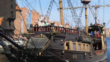 Gdansk, Polonya - Eylül 2019: Polonya 'nın Gdansk kentindeki Motlawa nehri üzerindeki korsan gemisi. Tur gemisi.