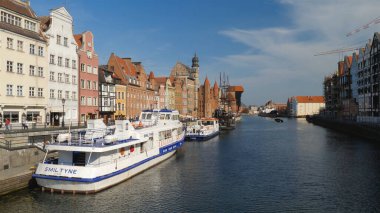 Gdansk, Polonya - Eylül 2019: Gdansk, Polonya. Motlawa Nehri