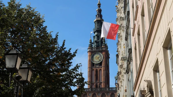 Edificio del Ayuntamiento y bandera polaca en Gdansk, Polonia — Foto de Stock