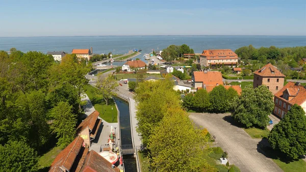 Frombork, Polen - maj 2018: Frombork, Polen. Utsikt över staden, hamnen och Vistula Lagoon — Stockfoto