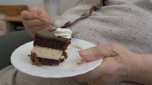Yaşlı bayan pasta yiyor. Tabağa yaklaş. — Stok fotoğraf
