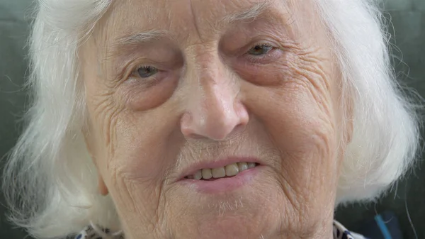 Portret starej, szczęśliwej kobiety — Zdjęcie stockowe