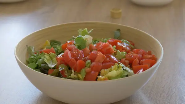 Salata malzemeleri, marul, domates ve salata kasesinde taze fesleğen. — Stok fotoğraf