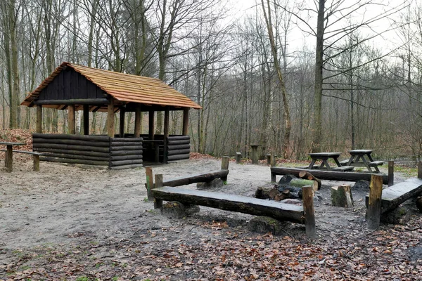 Shed in the forest park. — Stock Photo, Image