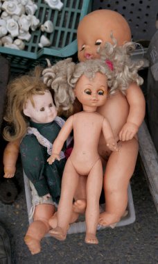 Bit pazarında satılık eski bebekler.