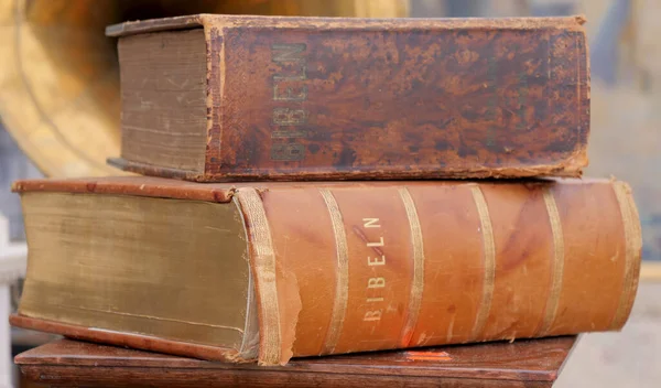 Duas Bíblias Velhas Livros Antigos — Fotografia de Stock