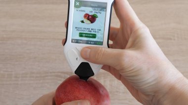 Bir elmanın içindeki nitrat içeriğini test etmek. Nitrat Testi.