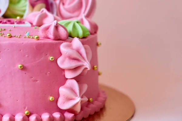 Bolo de morango de aniversário decorado com creme e merengue rosas e bolas de caramelo — Fotografia de Stock