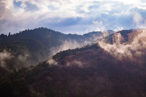 La montaña de los cerezos está llena de humo —  Fotos de Stock