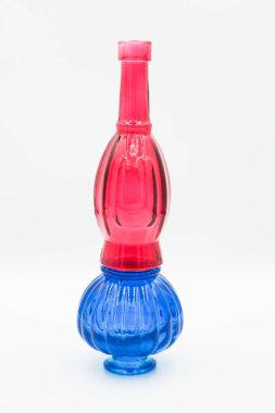 Beyaz arka planın önünde kırmızı bir vazo ve mavi bir vazo.