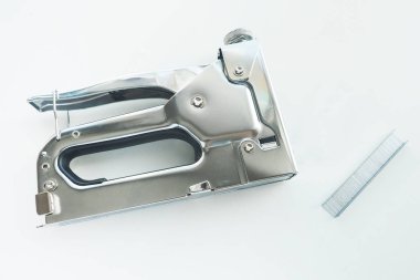 Beyaz arka planda metal inşaat zımbası ve zımba var. İzole