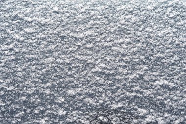 Bir arabanın siyah camında yağan karın arkaplanı ve dokusu.