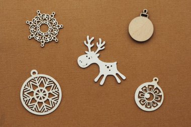 Noel desenli karton geyik heykelcikleri ve kahverengi desenli Noel topları. Yeni yıl, Noel konsepti. düz düzen, üst görünüm
