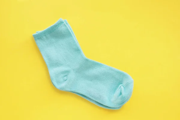 Ein Paar Mintblaue Baumwollsocken Auf Leuchtend Gelbem Hintergrund Raum Zum — Stockfoto