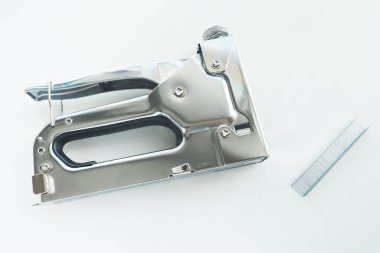 Beyaz arka planda metal inşaat zımbası ve zımba var. İzole