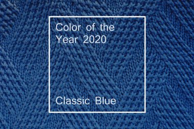 Mavi örülmüş yün bir kazağın dokusu. Yılın Rengi 2020 Klasik Mavi Pantone.
