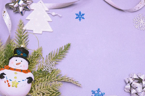 Weihnachtsspielzeug Schneemann Mit Hut Künstliche Fichtenzweige Weihnachtsbaumfigur Silber — Stockfoto