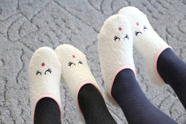 Zwei Paar Babybeine Strumpfhosen Und Süße Socken Mit Augen Freiraum — Stockfoto